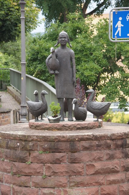An der Fußgängerbrücke zum Bahnhof: Die Gänseliesel am Gänsrain. | Foto: Miriam Weitz