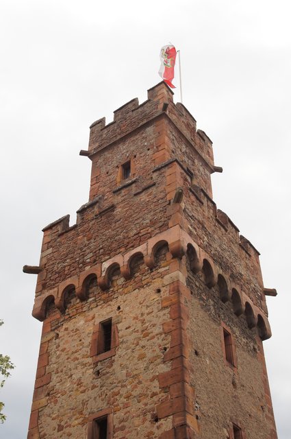 Der Almosenturm, das Wahrzeichen Obernburgs. | Foto: Miriam Weitz