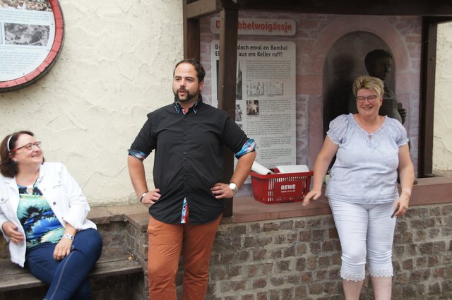 Carola Hennig, Andrea Faggiano und Katja Zöller mit einer unterhaltsamen Szene im imaginären Gasthaus zur Sonne. | Foto: Miriam Weitz
