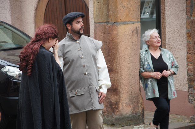 Die Frau im 19. Jahrhundert musste sich dem Willen des Vaters beugen: Jasmin Kohl in der Rolle der Ida Ziegler und Andrea Faggiano als der gestrenge Vater. | Foto: Miriam Weitz