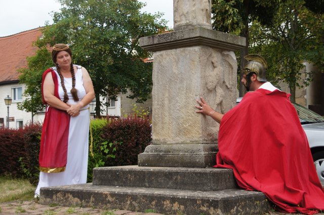 Frauen und Mädchen hatten in der Römerzeit wenig Rechte, eine Szene mit Katja Zöller und Andrea Faggiano. | Foto: Miriam Weitz