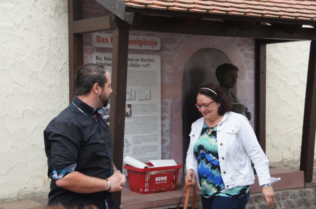Am Ebbelwoigässje in der Gegenwart angekommen: Andrea Faggiano und Carola Hennig. | Foto: Miriam Weitz