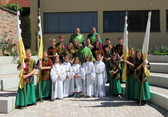 Die neuen Ministrantinnen mit dem gesamten Altardienst