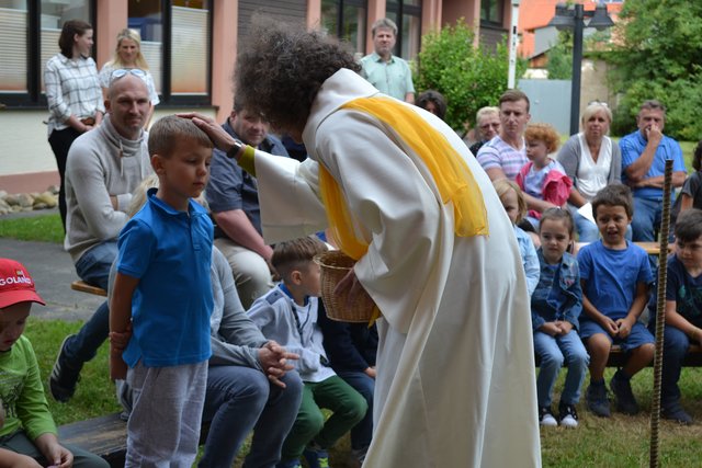 Kerstin Gerlach segnet ein Vorschulkind