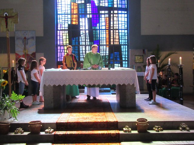 Diakon und Oberministrant bei der Abnahme des Versprechens