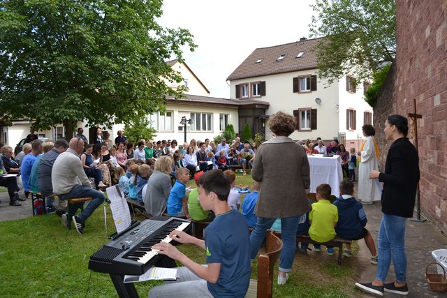 beim Wortgottesdienst im Pfarrhof Kleinheubach