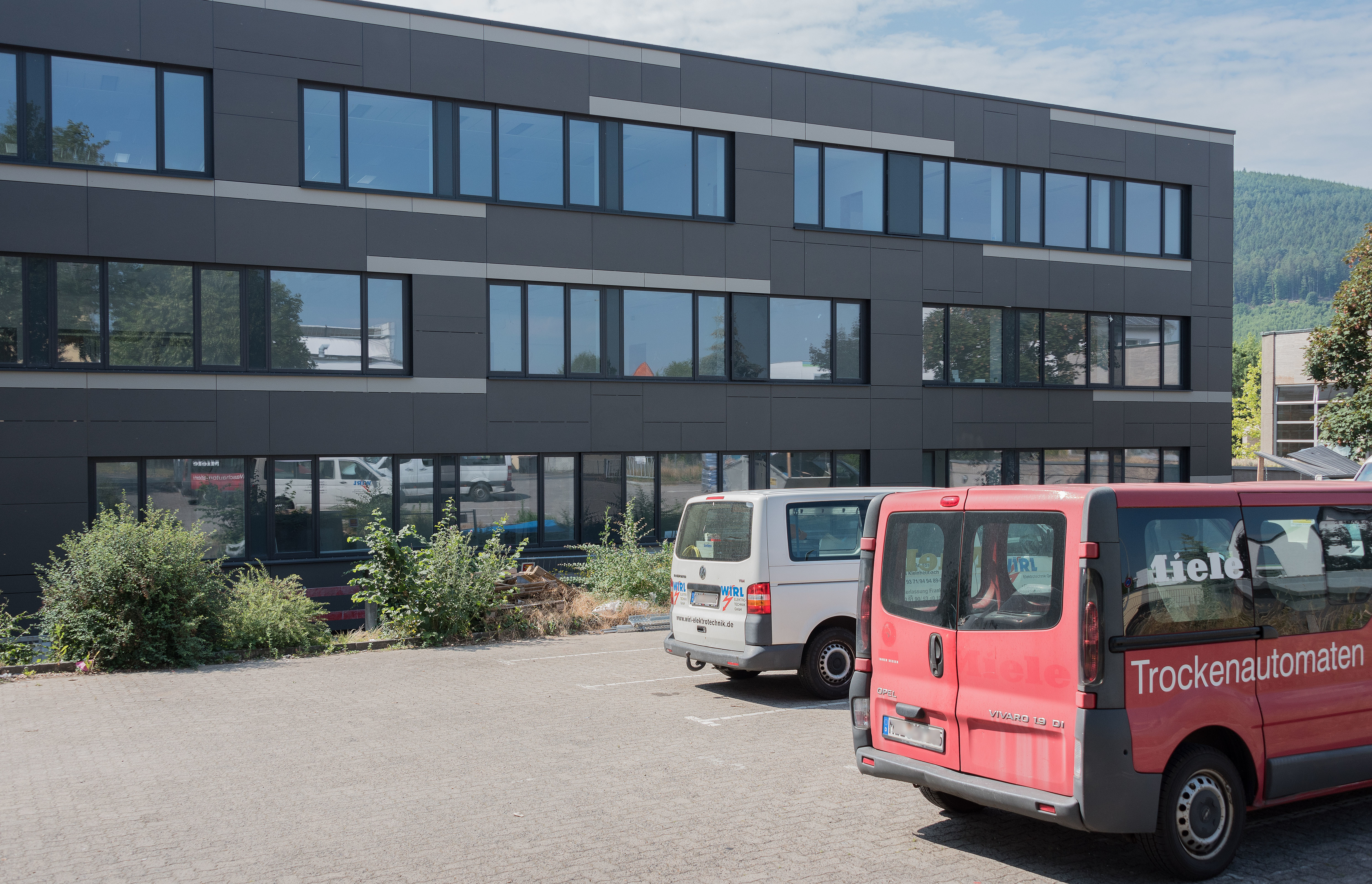 Die Außenhülle am sanierten Nordflügel des Johannes-Butzbach-Gymnasiums in Miltenberg ist so gut wie fertig. Die zahlreichen Kleinbusse auf dem Parkplatz künden von den Firmen, die den Innenausbau planmäßig vorantreiben.