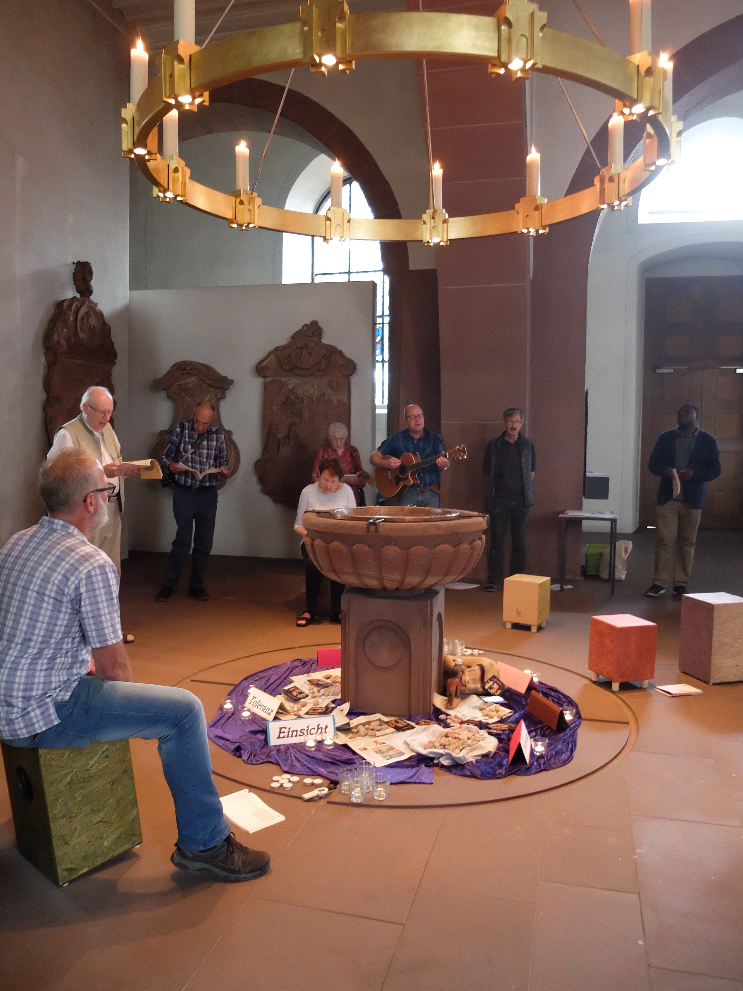 In der Miltenberger Pfarrkirche beten Menschen für den Frieden.