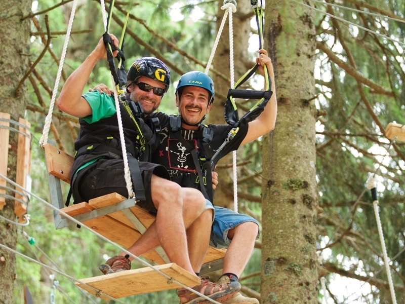 Hoher Spaßfaktor: Im Kletterwald am Kolben.
Foto: www.rattenbua.com