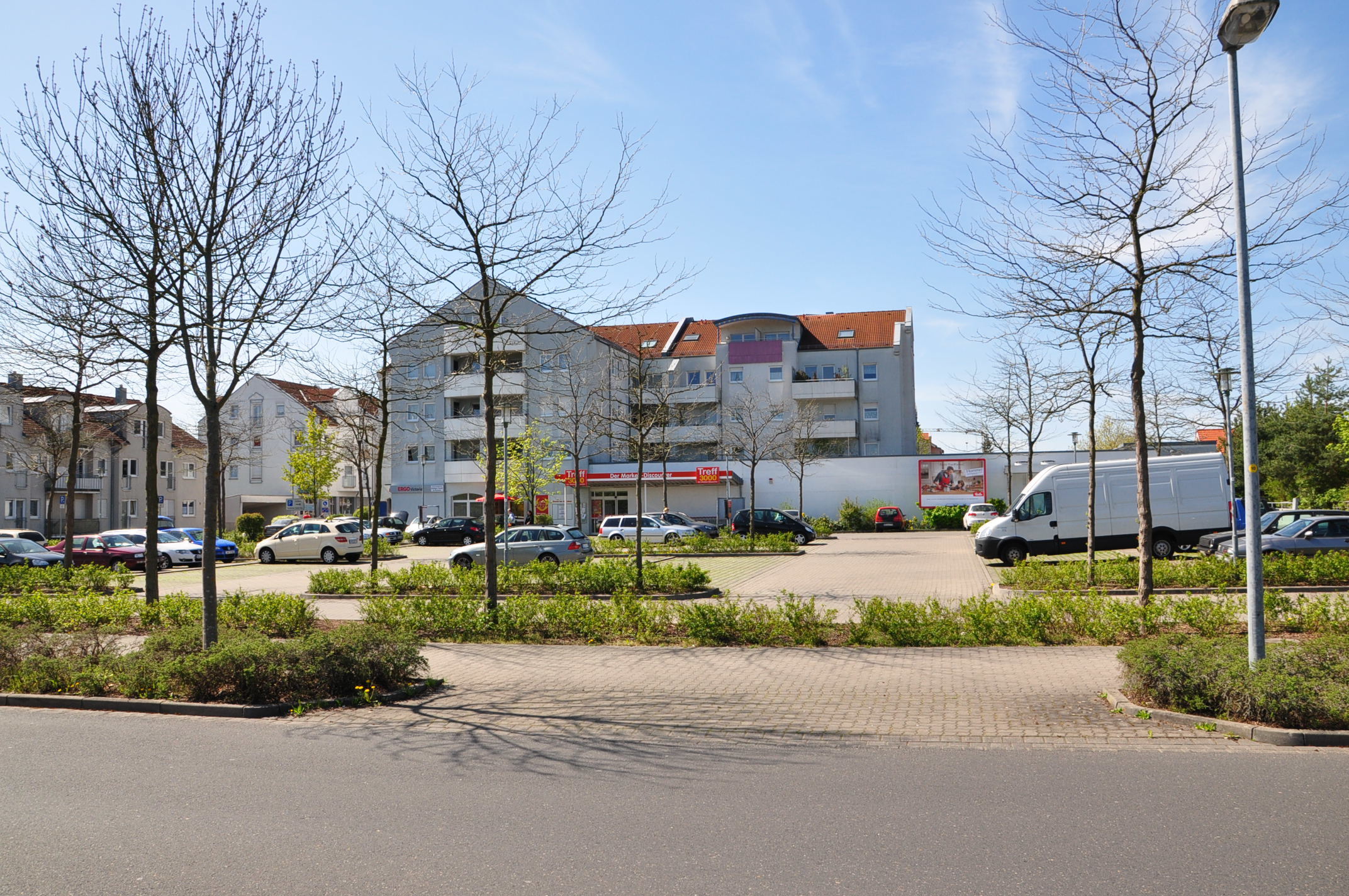 Am Geschwister-Scholl-Platz: Wohnungen über den Verkaufsräumen