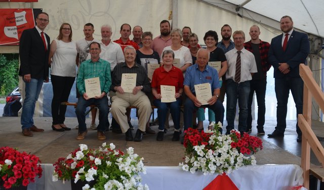 Unser Bild zeigt die geehrten Vereinsmitglieder des SVW sitzend von links Wolfgang Kerber, Hermann Straub, Maria Martin und Adolf Weingessl. Dahinter stehend von links Alexander Leix (1. Vors.), Nicole Benz-Schüßler (2. Vors.), Maximilian Schnorr, Wolfgang Zehr, Daniel Schellig, Hubert Frank, Helga Halbaur, Michael Egenberger, Regina Egenberger, Reinhard Mairhofer jun., Antonia Arnold, Agnes Schellig, Manuel Mairhofer, Heinrich Haber (2. Vors.), Patrick Henn und Adrian Weber (1. Vors.).