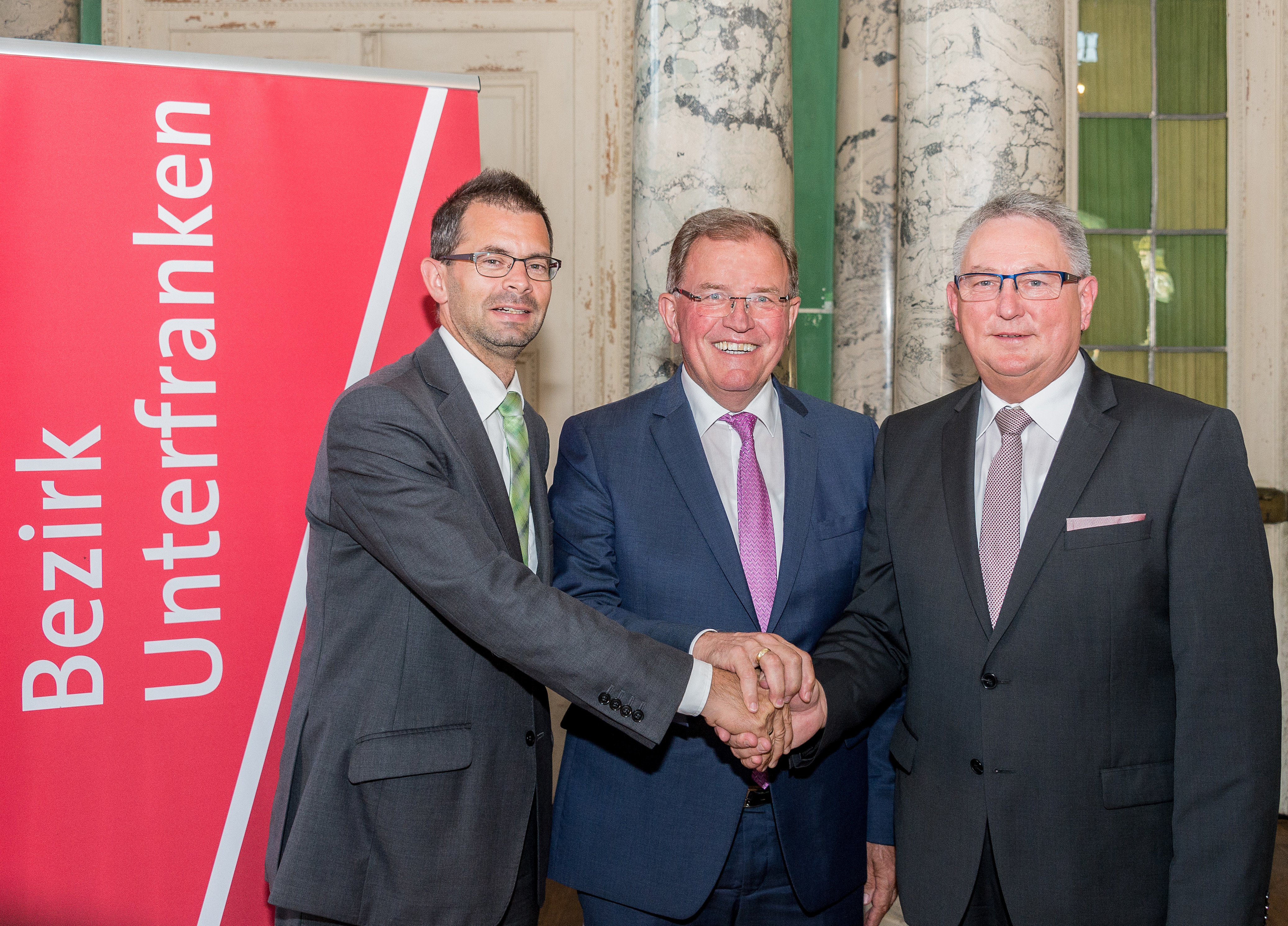Seit Freitag ist Amorbach die Kulturhauptstadt Unterfrankens: Bezirkstagspräsident Erwin Dotzel (mitte), Landrat Jens Marco Scherf (links) und Bürgermeister Peter Schmitt eröffneten im Grünen Saal die Unterfränkischen Kulturtage.