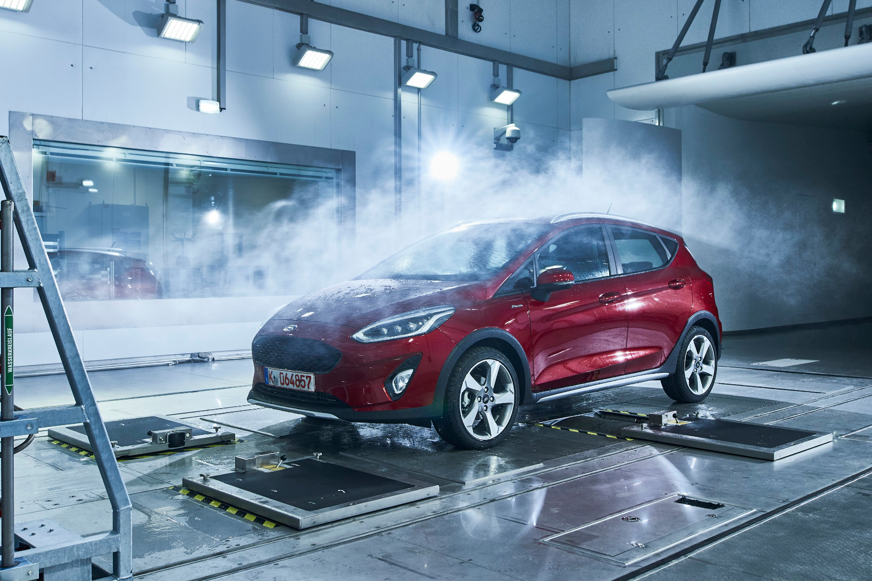 Mehr als 70 Millionen Euro hat der Hersteller Ford investiert, um in Köln-Merkenich das Klima der Sahara oder die Wetterbedingungen in Sibirien zu simulieren. Jetzt hat das neue Klima-Windkanal-Testzentrum den Betrieb aufgenommen. Das Testzentrum ermöglicht es, die Wetterlagen der ganzen Welt zu simulieren – ob Schnee, Starkregen oder extreme Hitze. Per Knopfdruck können die Ingenieure alle Wetterbedingungen weltweit erzeugen, sogar Windgeschwindigkeiten bis zu 250 km/h.
