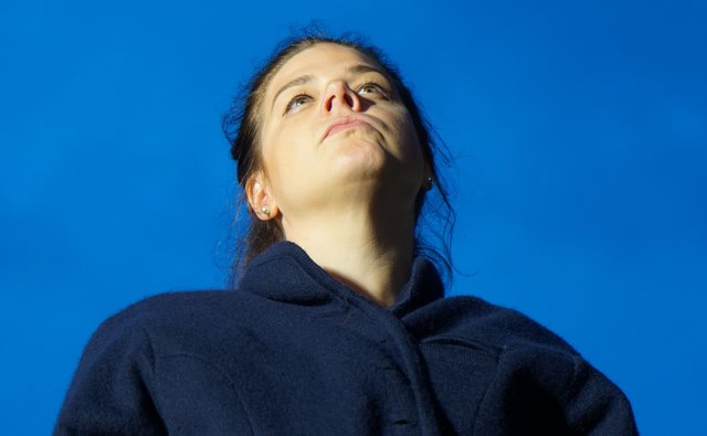 Julia Frisch brilliert als temperamentvolle Schmuggler-Frau  im Schauspiel "Der Weibsteufel" von Karl Schönherr.