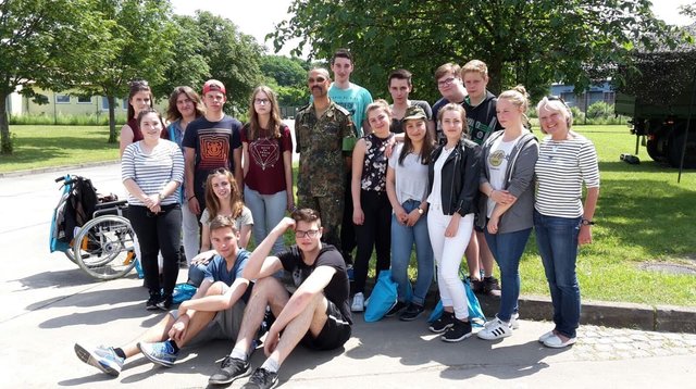 Sie haben im letzten Schuljahr ihre Mittlere Reife mit dem Modell „9 + 2“ bestanden. Gemeinsame Unternehmungen – hier ein Besuch bei der Bundeswehr – waren durch das Plus an Zeit besser möglich. | Foto: Levi-Maxim Zeller