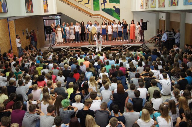 Der Chor Salutris aus Weißrussland sang unter der Leitung von Olga Ynum in der Aula des Miltenberger Gymnsiums