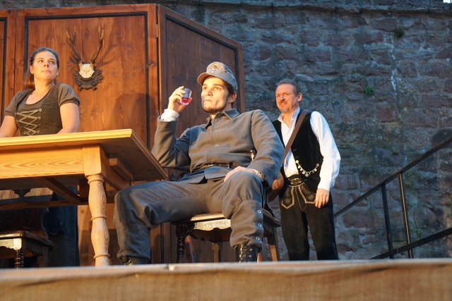 Das Schauspiel "Der Weibsteufel" dauert 90 Minuten. Eine Pause gibt es in der Mitte des Stückes. Gespielt wird die sehenswerte Inszenierung acht Mal in Miltenberg: am Samstag, 14. 07. 2018 und Dienstag, 17. 07.2018, außerdem bis Samstag 21. 07.2018, jeweils ab 20 Uhr. . Mehr Informationen dazu gibt es auf der Internet-Homepage www.theatertage-miltenberg.de.