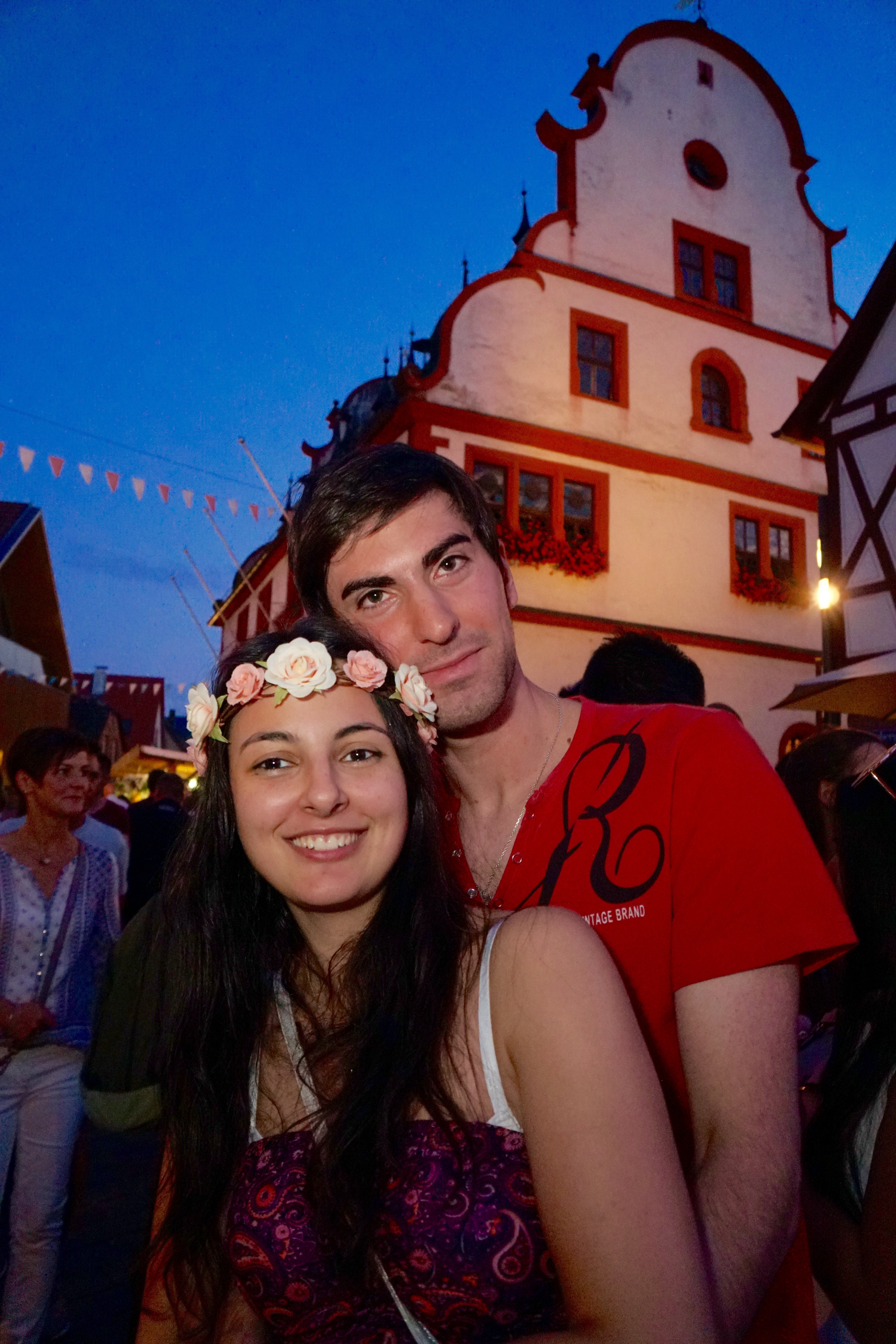 Bürgstadt am Südpazifik ? Fast könnte man es angesichts der Hochsommer-Hitze und vom Outfit der Besucher her meinen.