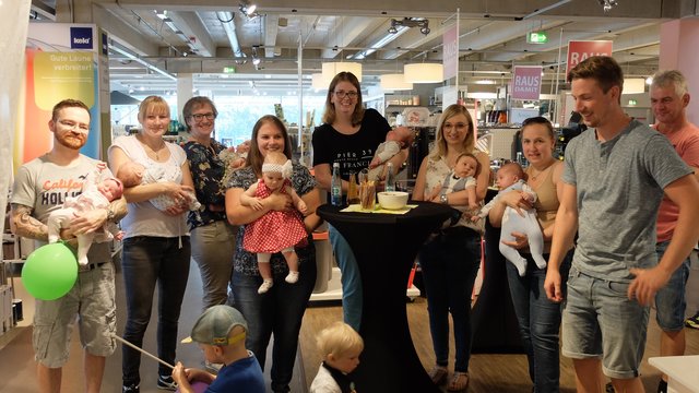 Stolze Eltern präsentieren ihre Wonneproppen. Spilger Verkaufsleiterin Tanja Vetterl (3.v.l.) unterstützt dabei Zwillingsmama Bettina Schnabel.
