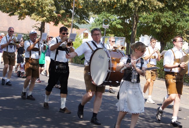 Viel Musik begleitet den Festzug wie hier die Mechenharder Musikkapelle.