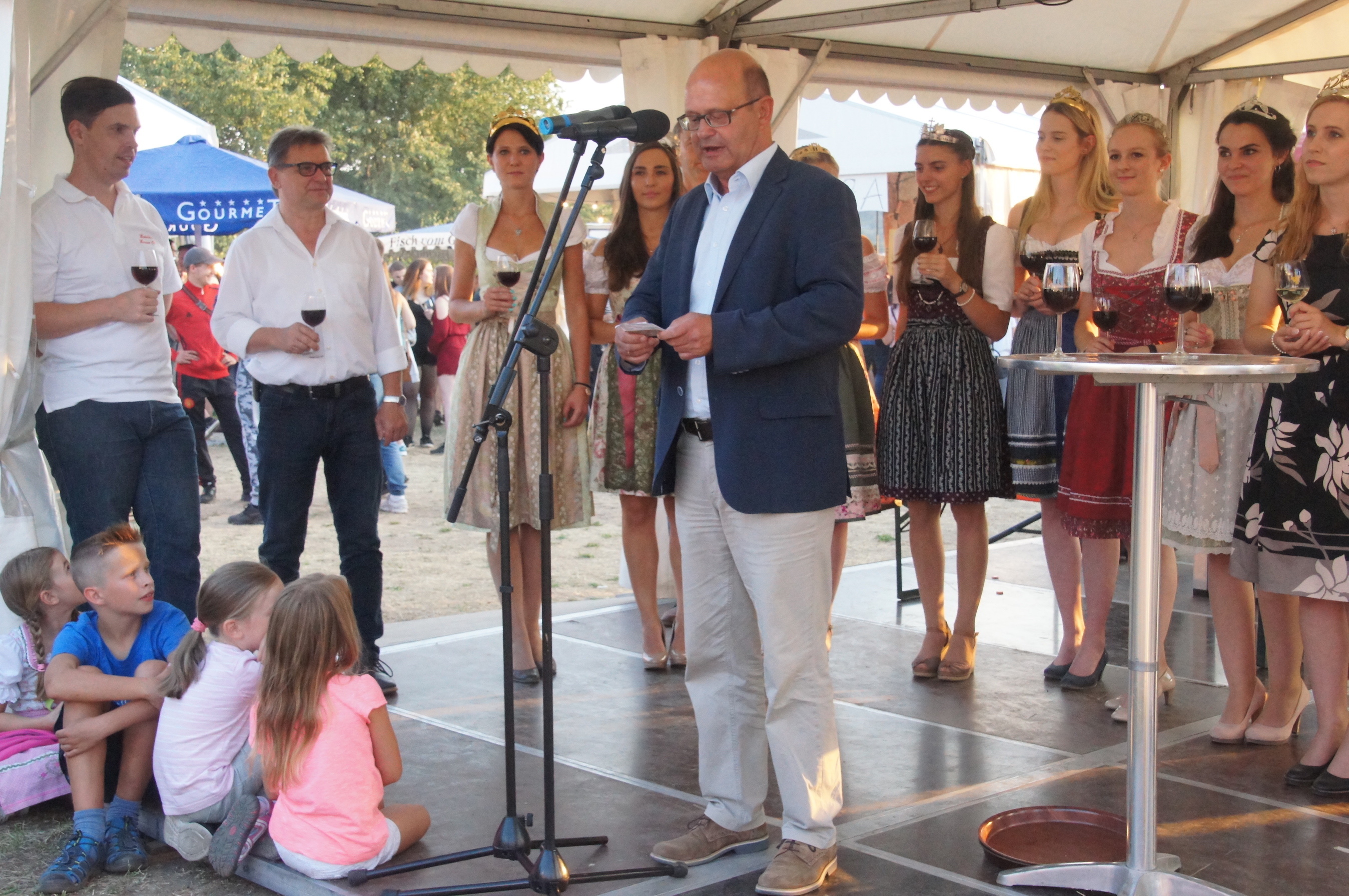 Von Weinhoheiten umrahmt eröffnet Bürgermeister Michael Berninger das 60. Erlenbacher Weinfest.