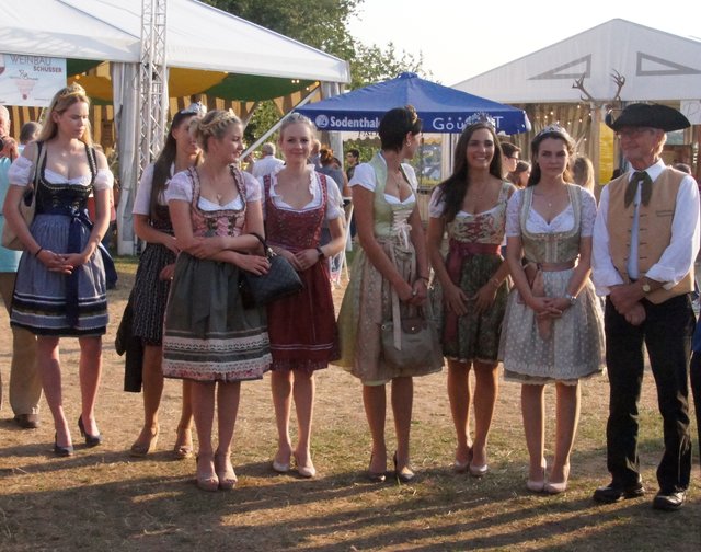 Eröffnung des Weinfestes mit gekrönten Häuptern.
