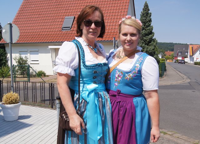 Auch Dirndl in starken Farben gab es zu sehen.
