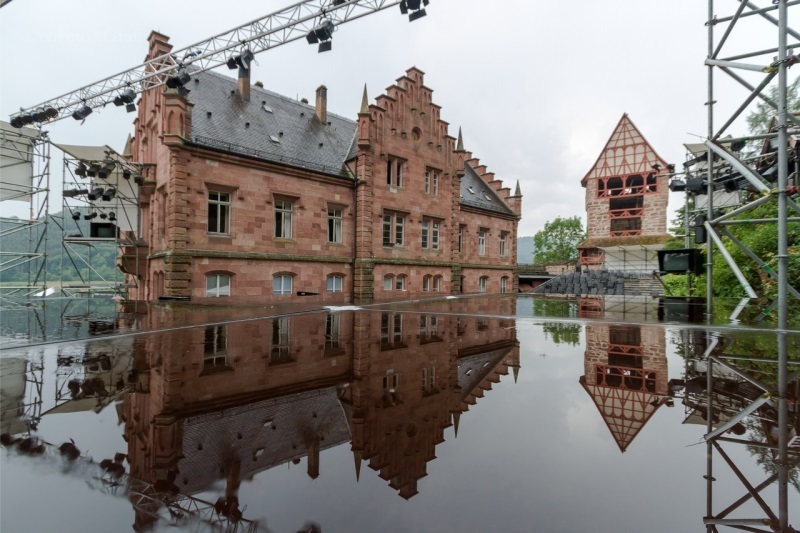 Noch ist es ruhig auf der Bühne im romantischen Hof von Schloss Zwingenberg. Doch schon bald werden Einzelveranstaltungen sowie die beiden Hauptproduktionen wieder die Zuschauer begeistern. Die Schlossfestspiele gehen bis zum 5. August, wenn zum Abschluss das Musical „The Rocky Horror Show“ die Gemäuer erzittern lässt.