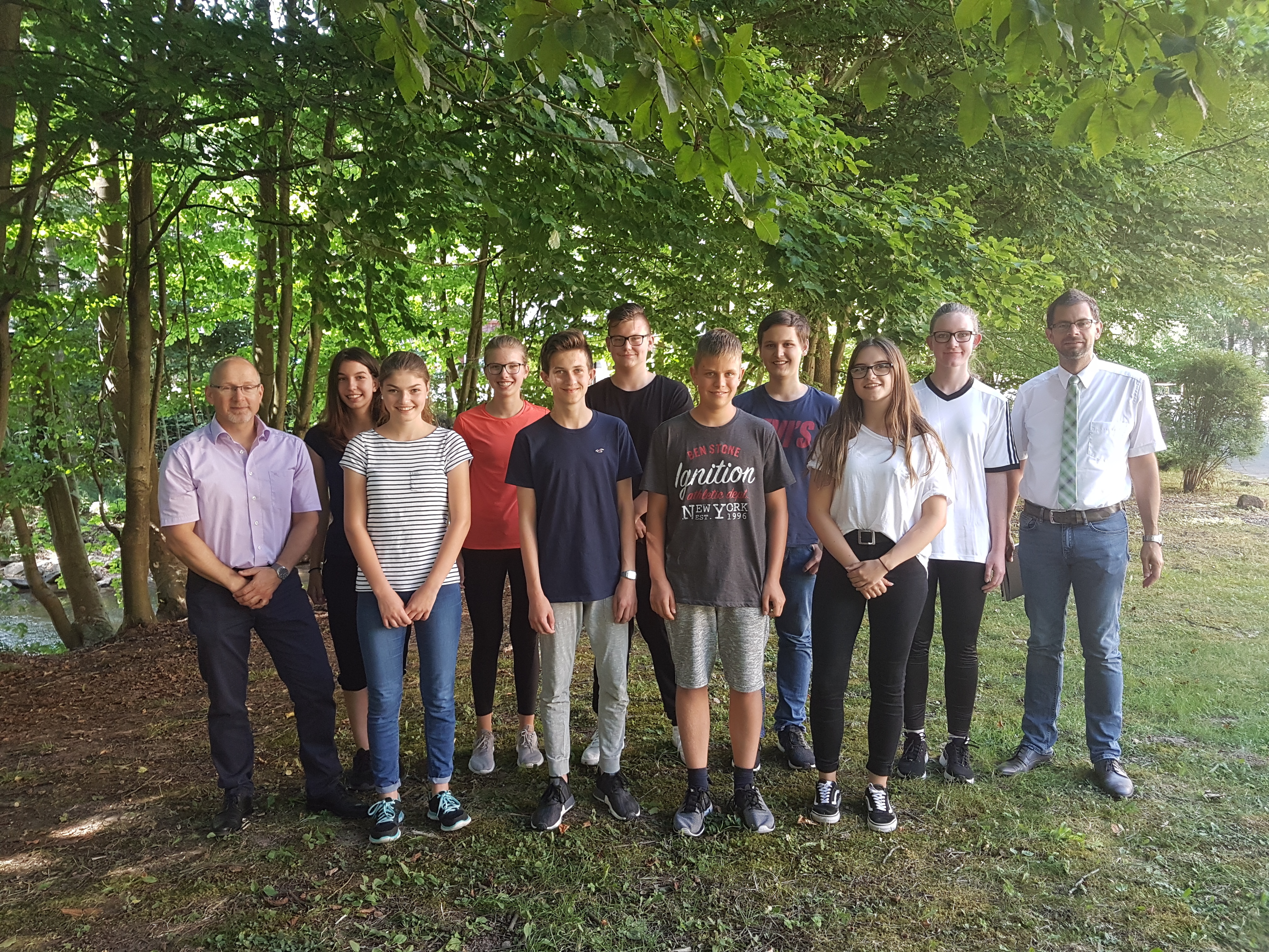Die Teilnehmerinnen und Teilnehmer von „Talent und Verantwortung“ mit dem Leiter des Arbeitskreises Schule & Wirtschaft Ulrich Wohlmuth sowie dem Schirmherren der Aktion, Landrat Jens Marco Scherf.