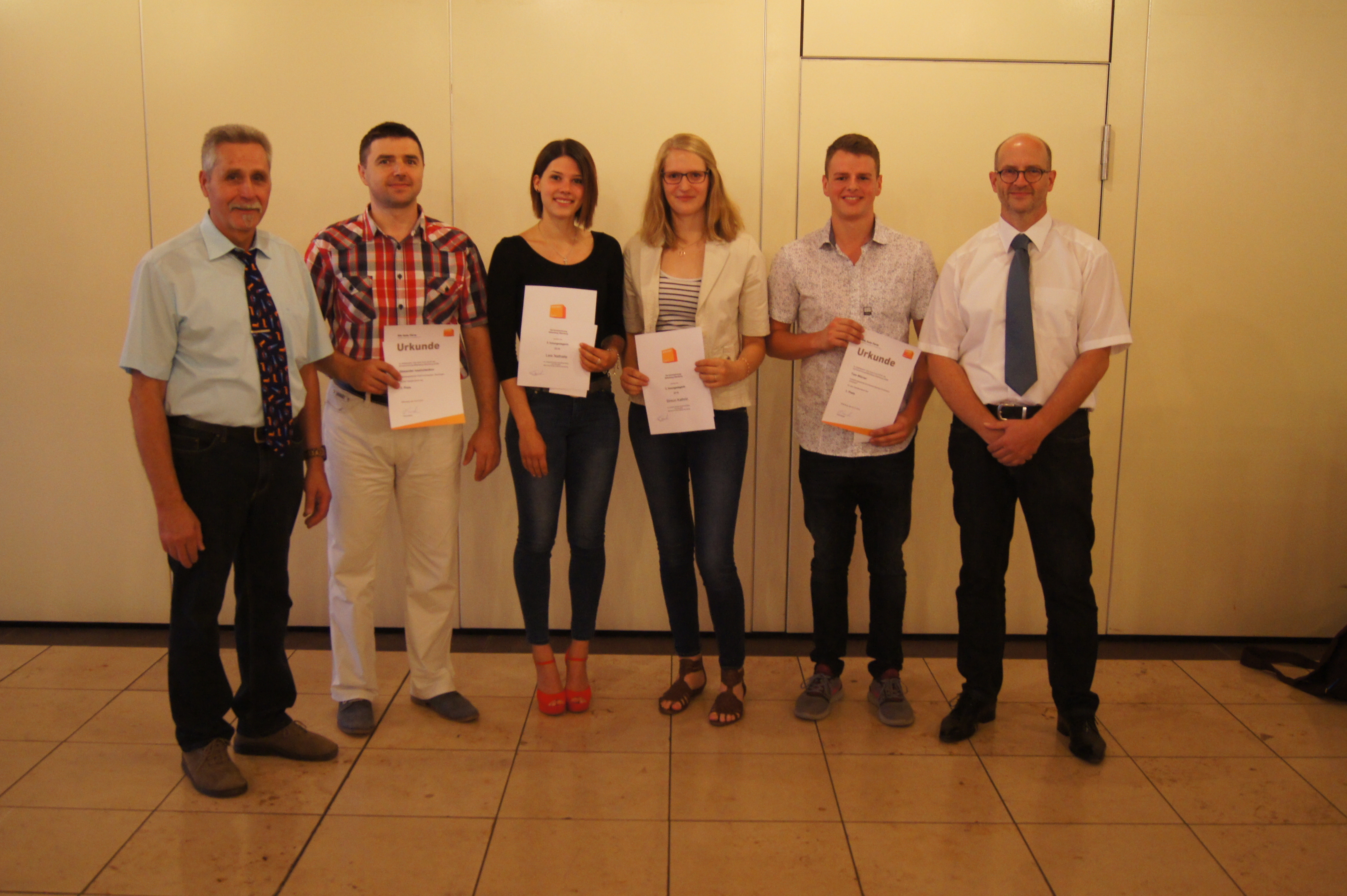 Stellvertretender Obermeister der Schreinerinnung Miltenberg-Obernburg Franz Josef Weis, Olexander Ivashchenkov, Leis Nathalie, Kathrin Streun, Tom Wörner, Obermeister der Schreinerinnung Miltenberg-Obernburg Werner Tausch.