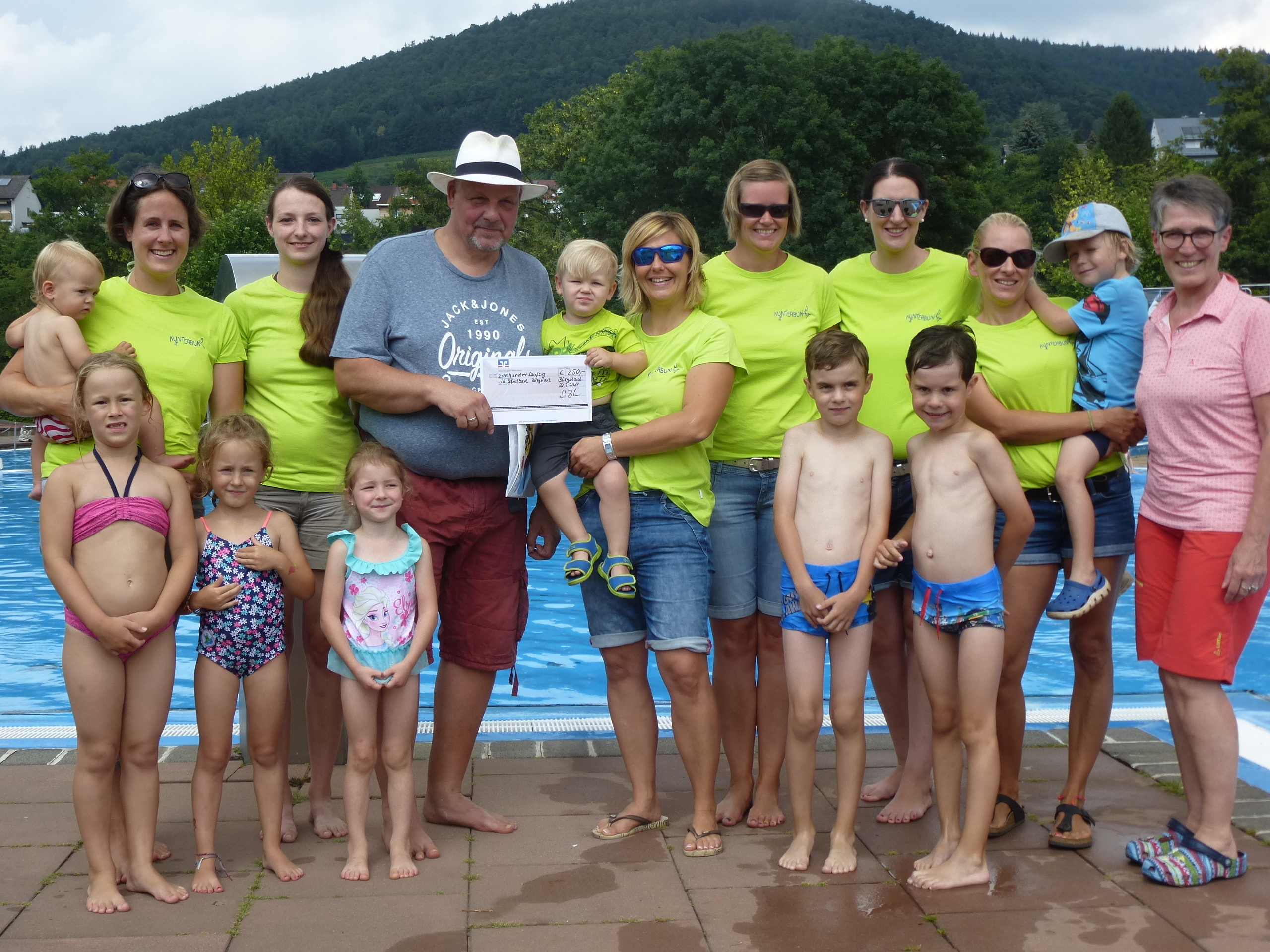 Einige Kunderbund(t)-Mitglieder mit Kindern zusammen mit Thomas Grün und Petra Bissert (beide Schwimmbadverein) bei der Spendenübergabe