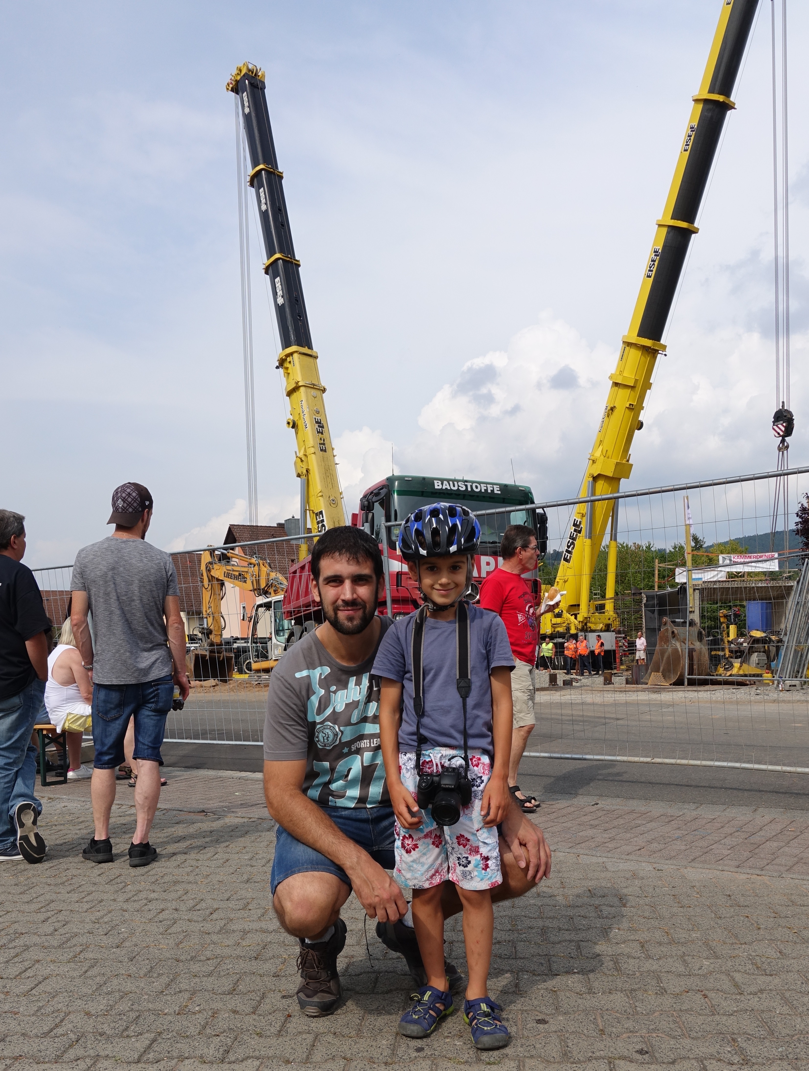 Nicht nur Vater Thomas, sondern auch Sohn David staunten über die moderne Technik am Bahngleis der Maintalbahn in Kleinheubach: bald werden sie mit ihren Rädern auch die Tunnelröhre nutzen können.