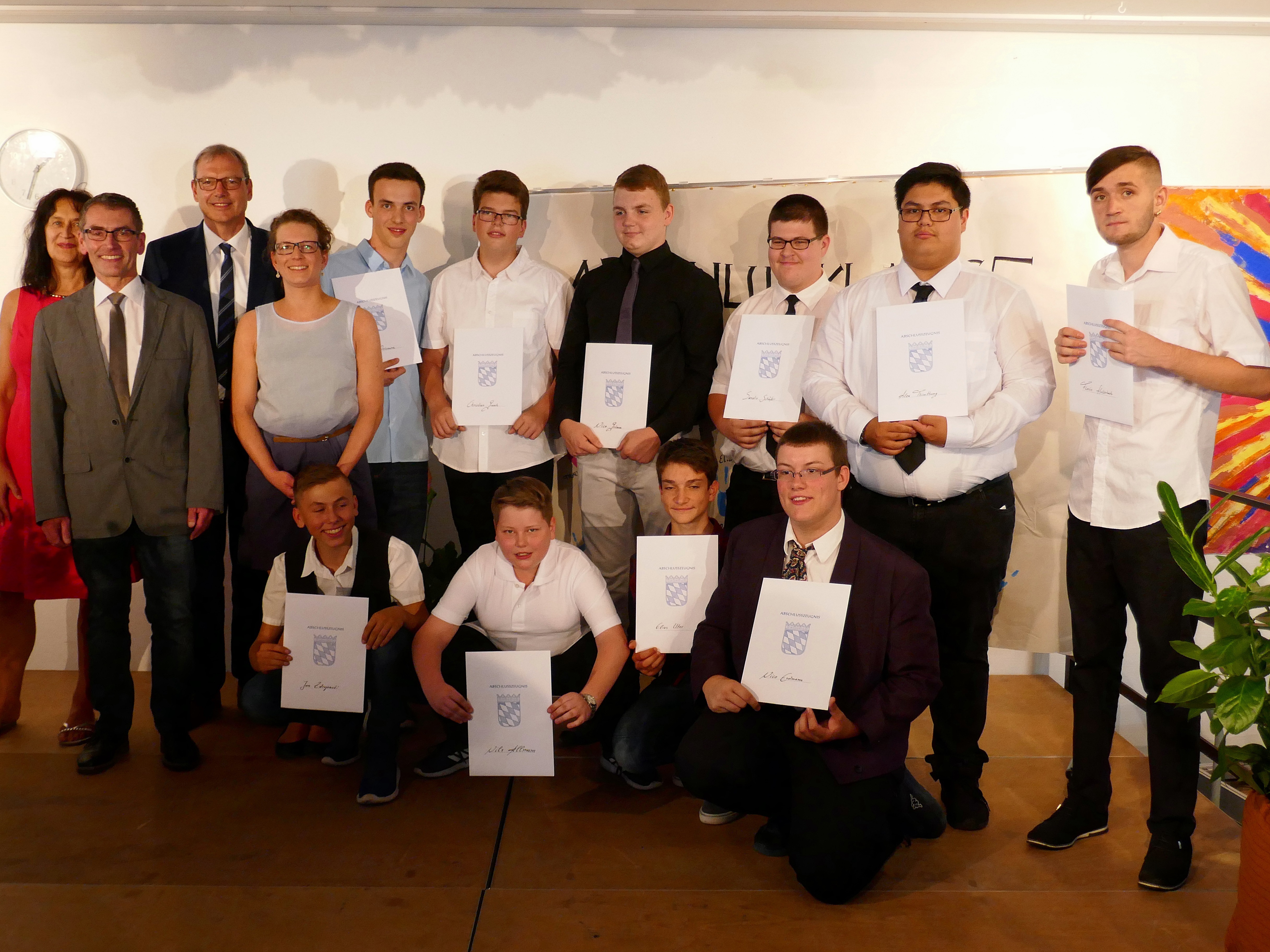 Schulleiterin Mittelschule H. Bauer, Schulleiter Förderzentrum J. Dölger, stellv. Landrat T. Zöller, Klassenleiterin H. Haas, Schüler der Abschlussklasse