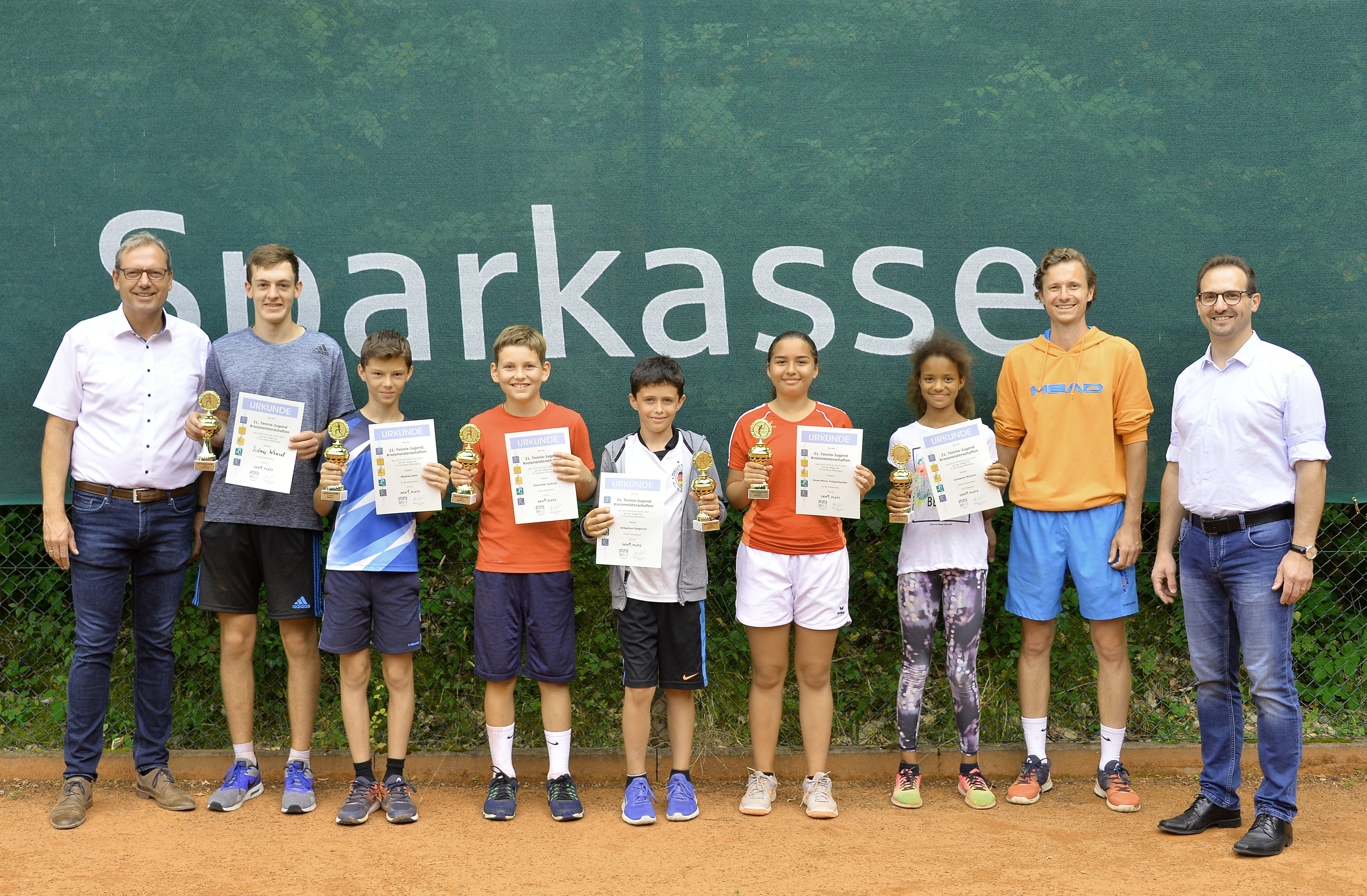 Siegerehrung beim Landkreispokal im Jugendtennis mit (von links) Stellvertretender Landrat Thomas Zller, Sidney Wenzel, Nikolas Jahn, Alexander Aulbach, Sebastian Giegerich, Anna-Maria Tetjanetschko, Christine Mutune, Organisator Steffen Wolz und Matthias Dick (Sparkasse)