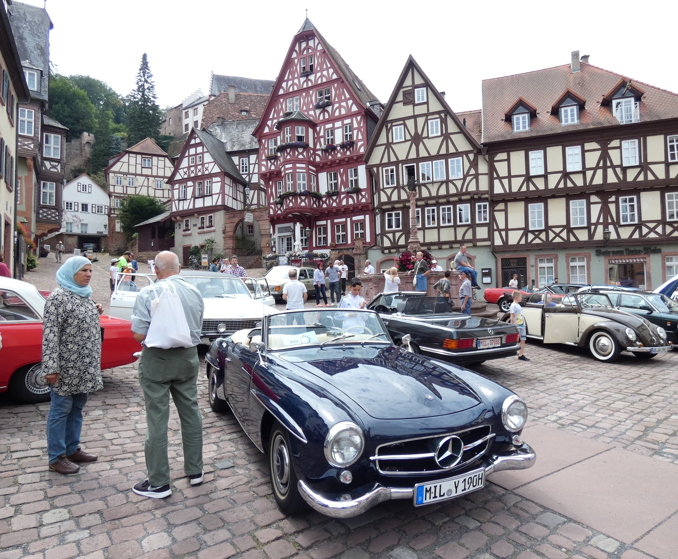 Zwischenstopp der Oldtimerrally am Schnatterloch zum Eis schlecken.