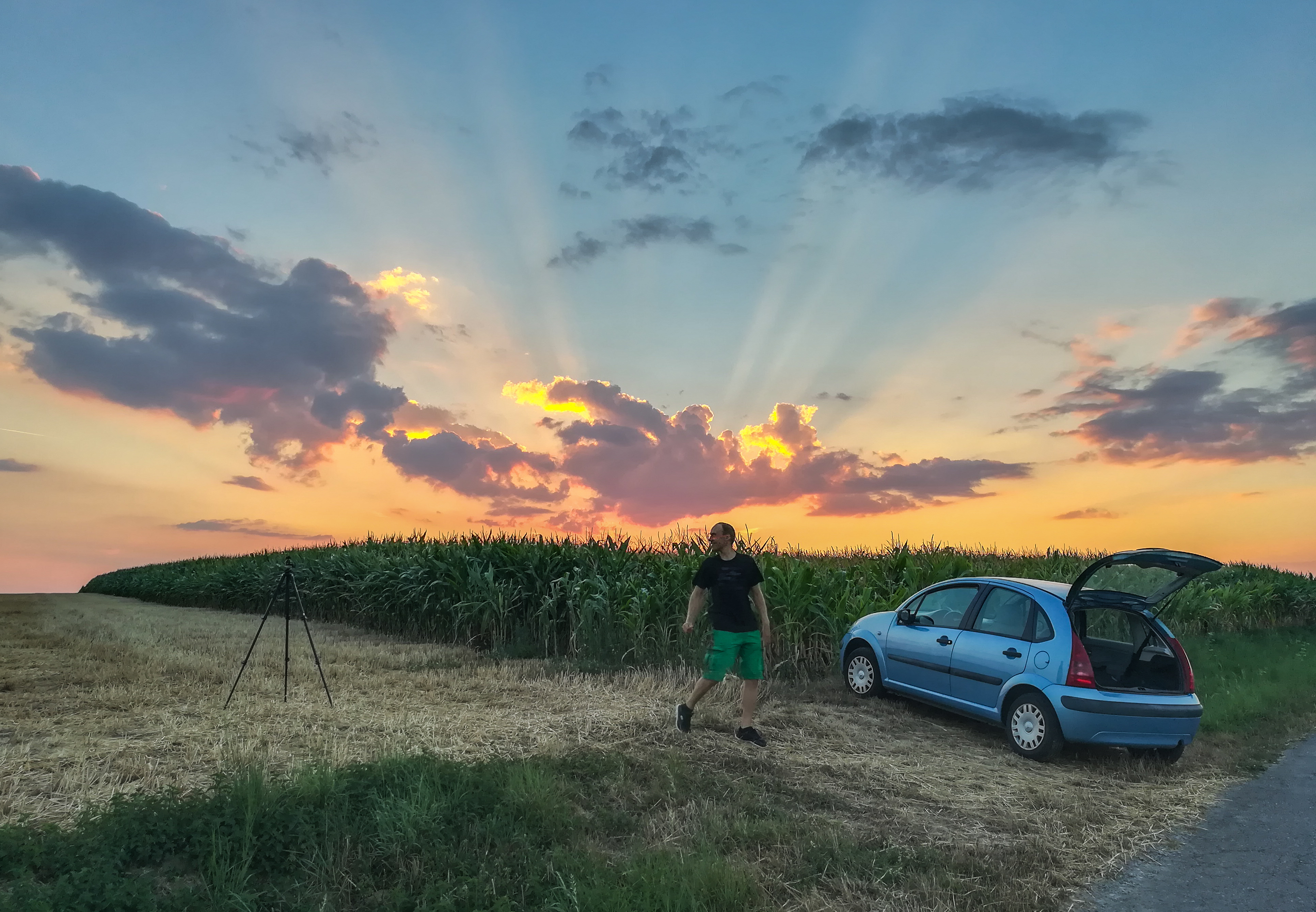 Kurz nach 21 Uhr am 27.07.2018: Dominik trifft Vorbereitungen für die totale Mondfinsternis.