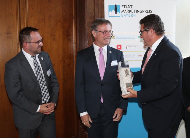 Franz Josef Pschierer, Staatsminister im Bayerischen Staatsministerium für Wirtschaft, Energie und Technologie, zeichnet am 12. Juli 2018 im Ludwig-Erhard-Festsaal des Bayerischen Wirtschaftsministeriums die Gewinner des 9. Stadtmarketingpreis Bayern aus.Kategorie Stadtgröße bis 10.000 Einwohner: Gewinner Stadt Obernburg mit Bürgermeister Dietmar Flieger und Projektleiter StadtMarketing Obernburg Mathias KrausMit dem Bayerischen Stadt­marketing­preis werden regelmäßig die bayerischen Städte ausgezeichne