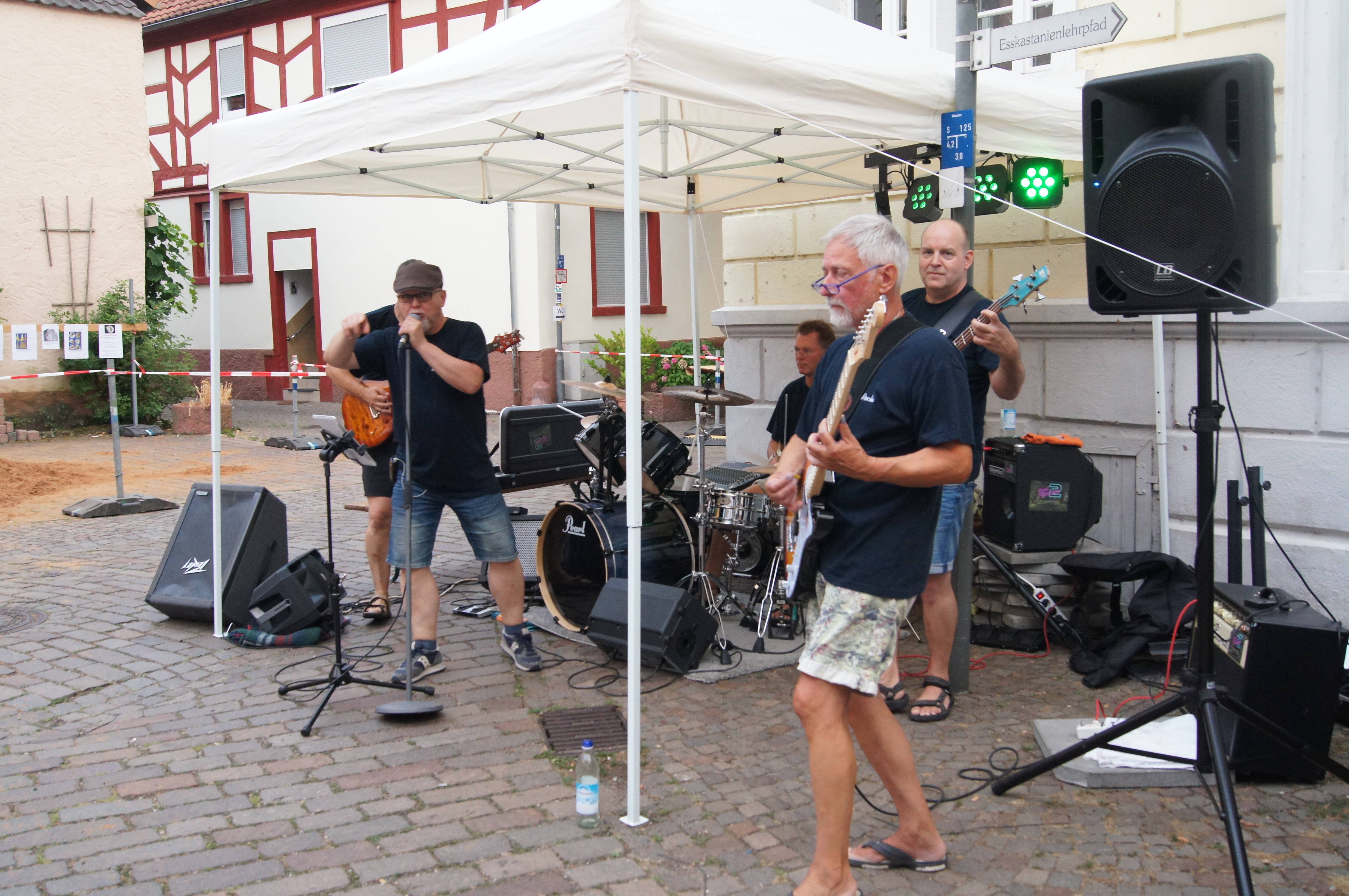HARD2REMEMBER aus Rodgau sorgt für fetzigen Rock vor dem "Bären".
