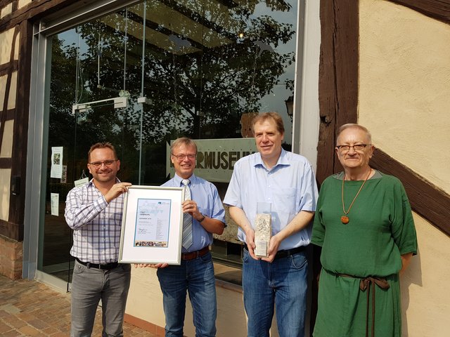 Vor dem Römermuseum, vl.l.: Matthias Kraus (Leiter StadtMarketing), Dietmar Fieger (Bürgermeister), Eric Erfurth (Vorsitzender Förderkreis Mainlimes-Museum) und Manfred Huther (Vorstand Förderkreis Mainlimes-Museum, Römischer Stadtführer).
