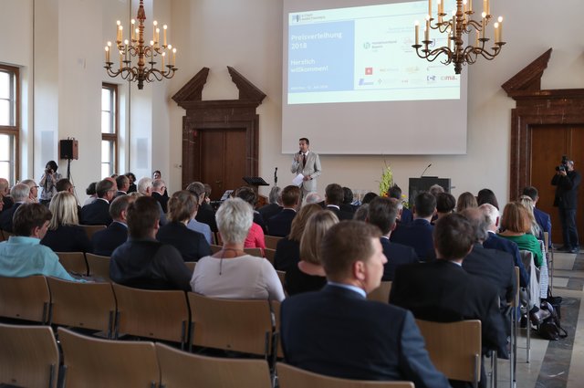Franz Josef Pschierer, Staatsminister im Bayerischen Staatsministerium für Wirtschaft, Energie und Technologie, zeichnet am 12. Juli 2018 im Ludwig-Erhard-Festsaal des Bayerischen Wirtschaftsministeriums die Gewinner des 9. Stadtmarketingpreis Bayern aus.Mit dem Bayerischen Stadt­marketing­preis werden regelmäßig die bayerischen Städte ausgezeichnet, die Mittelstand und Handel in den Innenstädten durch herausragende Marketingaktionen fördern. 2018 ging der Stadtmarketingpreis in die neunte Runde.
