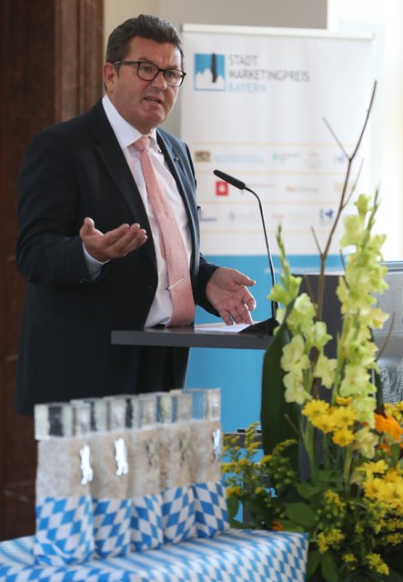 Franz Josef Pschierer, Staatsminister im Bayerischen Staatsministerium für Wirtschaft, Energie und Technologie, zeichnet am 12. Juli 2018 im Ludwig-Erhard-Festsaal des Bayerischen Wirtschaftsministeriums die Gewinner des 9. Stadtmarketingpreis Bayern aus.Mit dem Bayerischen Stadt­marketing­preis werden regelmäßig die bayerischen Städte ausgezeichnet, die Mittelstand und Handel in den Innenstädten durch herausragende Marketingaktionen fördern. 2018 ging der Stadtmarketingpreis in die neunte Runde.