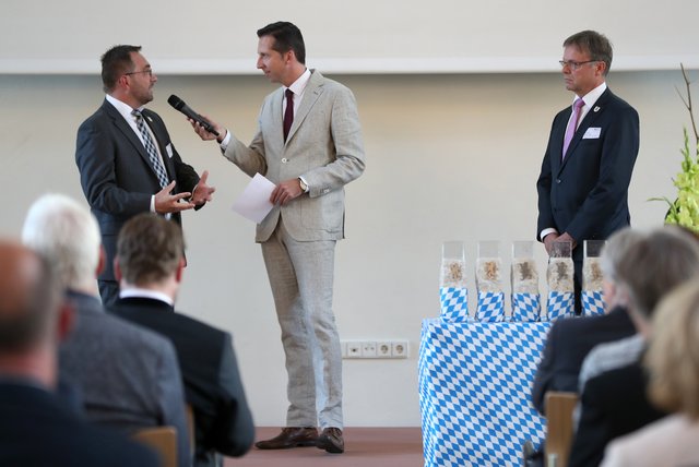 Franz Josef Pschierer, Staatsminister im Bayerischen Staatsministerium für Wirtschaft, Energie und Technologie, zeichnet am 12. Juli 2018 im Ludwig-Erhard-Festsaal des Bayerischen Wirtschaftsministeriums die Gewinner des 9. Stadtmarketingpreis Bayern aus.Mit dem Bayerischen Stadt­marketing­preis werden regelmäßig die bayerischen Städte ausgezeichnet, die Mittelstand und Handel in den Innenstädten durch herausragende Marketingaktionen fördern. 2018 ging der Stadtmarketingpreis in die neunte Runde.