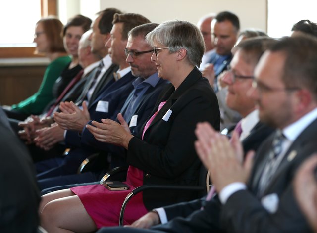Franz Josef Pschierer, Staatsminister im Bayerischen Staatsministerium für Wirtschaft, Energie und Technologie, zeichnet am 12. Juli 2018 im Ludwig-Erhard-Festsaal des Bayerischen Wirtschaftsministeriums die Gewinner des 9. Stadtmarketingpreis Bayern aus.Mit dem Bayerischen Stadt­marketing­preis werden regelmäßig die bayerischen Städte ausgezeichnet, die Mittelstand und Handel in den Innenstädten durch herausragende Marketingaktionen fördern. 2018 ging der Stadtmarketingpreis in die neunte Runde.