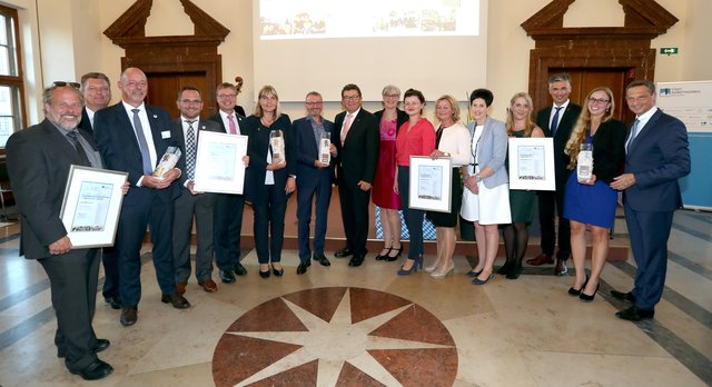 Franz Josef Pschierer, Staatsminister im Bayerischen Staatsministerium für Wirtschaft, Energie und Technologie, zeichnet am 12. Juli 2018 im Ludwig-Erhard-Festsaal des Bayerischen Wirtschaftsministeriums die Gewinner des 9. Stadtmarketingpreis Bayern aus.

Gruppenbild mit den Gewinnern aller Kategorien.

Mit dem Bayerischen Stadt­marketing­preis werden regelmäßig die bayerischen Städte ausgezeichnet, die Mittelstand und Handel in den Innenstädten durch herausragende Marketingaktionen fördern. 2018 ging der