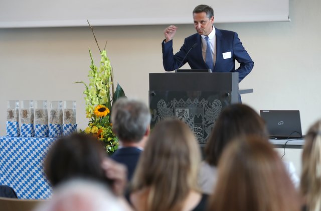 Franz Josef Pschierer, Staatsminister im Bayerischen Staatsministerium für Wirtschaft, Energie und Technologie, zeichnet am 12. Juli 2018 im Ludwig-Erhard-Festsaal des Bayerischen Wirtschaftsministeriums die Gewinner des 9. Stadtmarketingpreis Bayern aus.Mit dem Bayerischen Stadt­marketing­preis werden regelmäßig die bayerischen Städte ausgezeichnet, die Mittelstand und Handel in den Innenstädten durch herausragende Marketingaktionen fördern. 2018 ging der Stadtmarketingpreis in die neunte Runde.