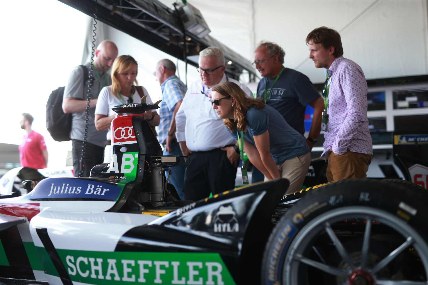 Die Automobil Unternehmen Audi, Abt und Schaeffler sind ein Traumgespann in der Formel E. Der Motor-Informations-Dienst (mid) blickt hinter die Kulissen des Spektakels. Eines vorab: Die Formel E ist nicht zu vergleichen mit der Formel 1, dennoch haben beide Rennserien entscheidende Gemeinsamkeiten – die Lust an der Geschwindigkeit und am technologischen Fortschritt. Die FIA Formula E Championship ist die erste rein elektrische Rennserie weltweit. Die FIA möchte damit neue Zielgruppen erreichen. Seit Sommer