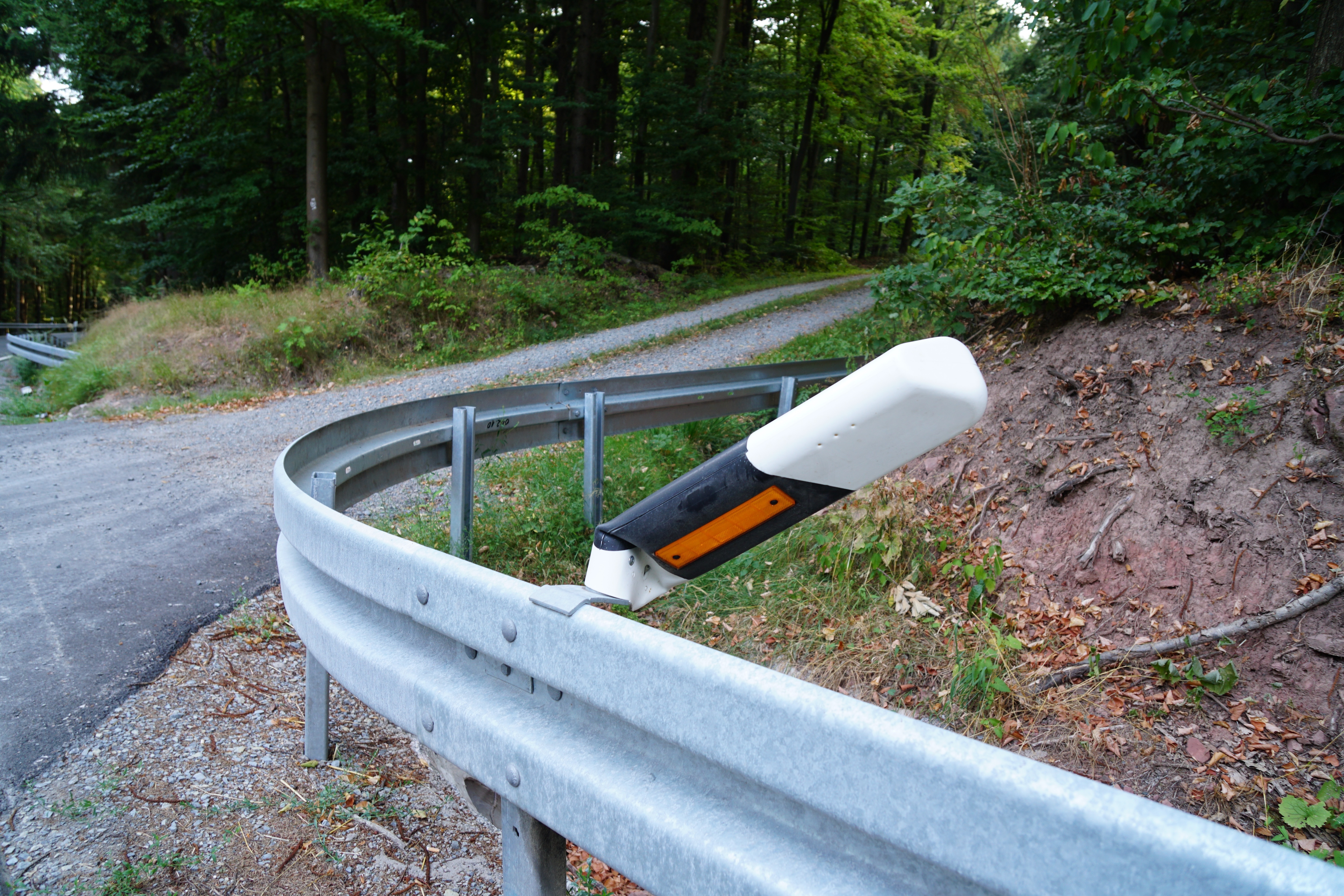 Leitplanken-Deformation an der Wenschdorfer Steige.
