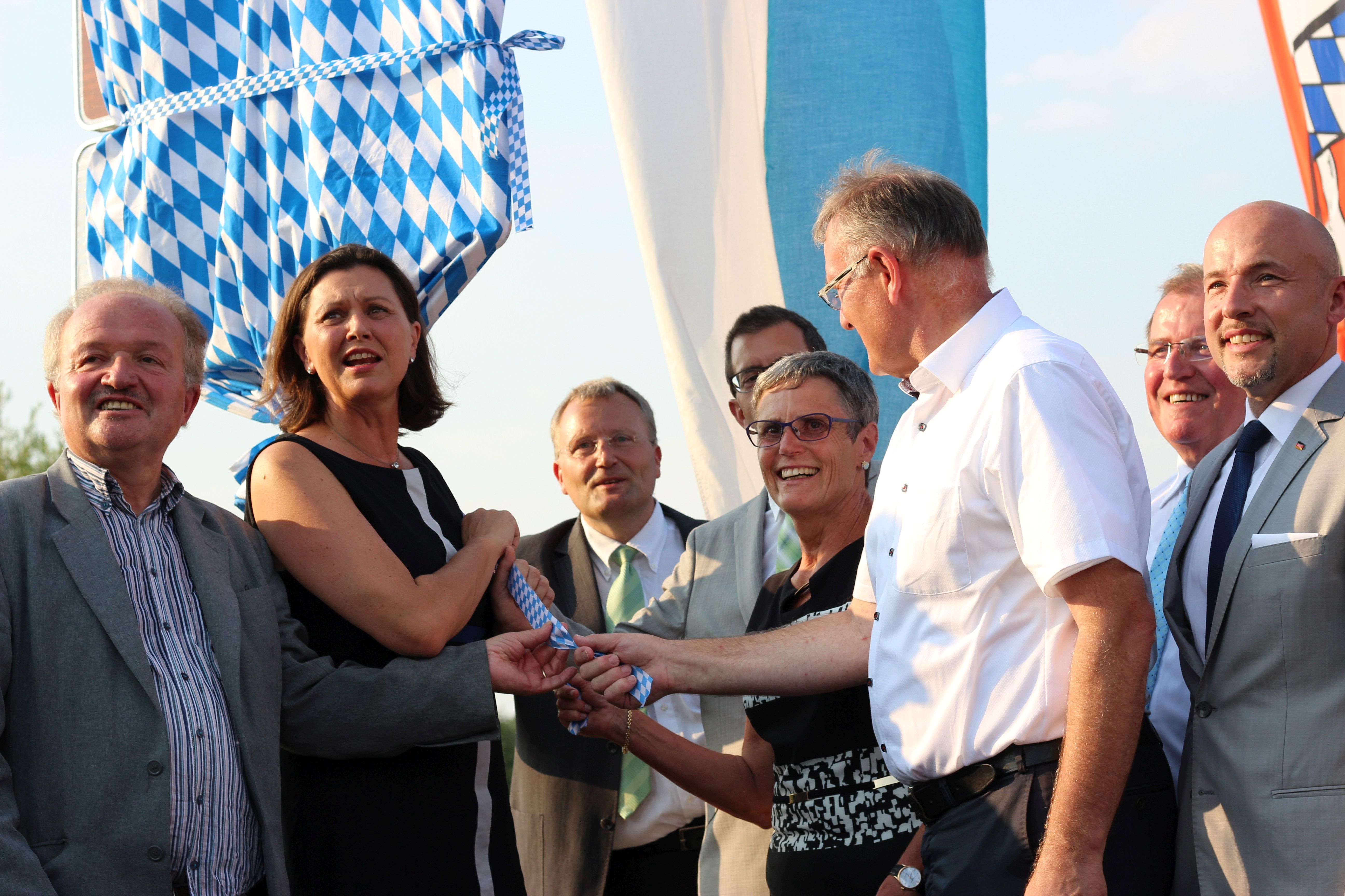 Hans Jürgen Fahn (MdL, Freie Wähler), Ilse Aigner (stellvertretende bayerische Ministerpräsidentin, CSU), Klaus Schwab (Behördenleiter des Staatlichen Bauamtes Aschaffenburg), Jens Marco Scherf (Landrat), Renate Schwing, Berthold Rüth (MdL; CSU), Erwin Dotzel (Bezirkstagspräsident, CSU) und Alexander Hoffmann (MdB, CSU) enthüllten das Schild.