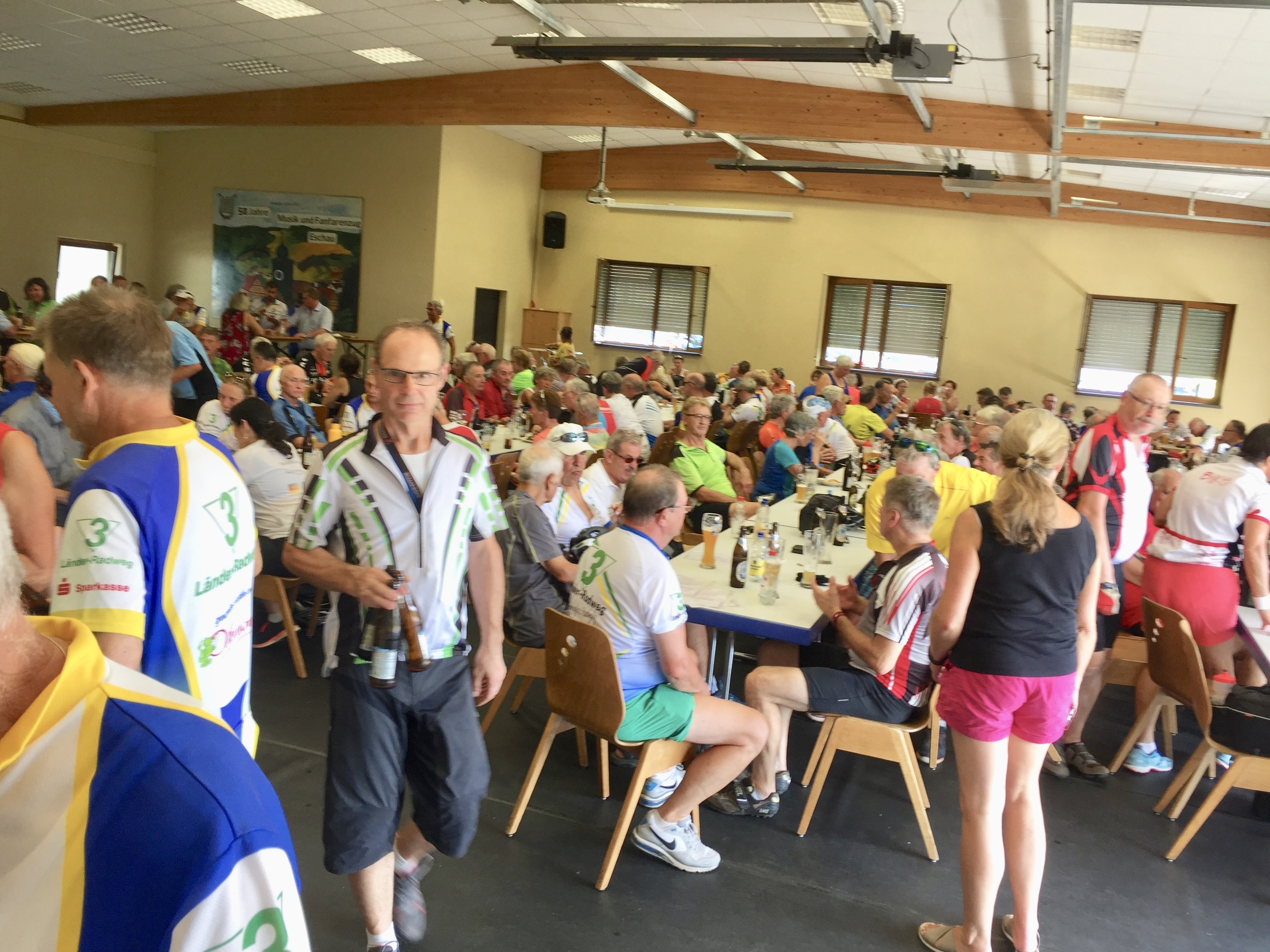 Die Radler in der voll besetzten Sporthalle in Eschau