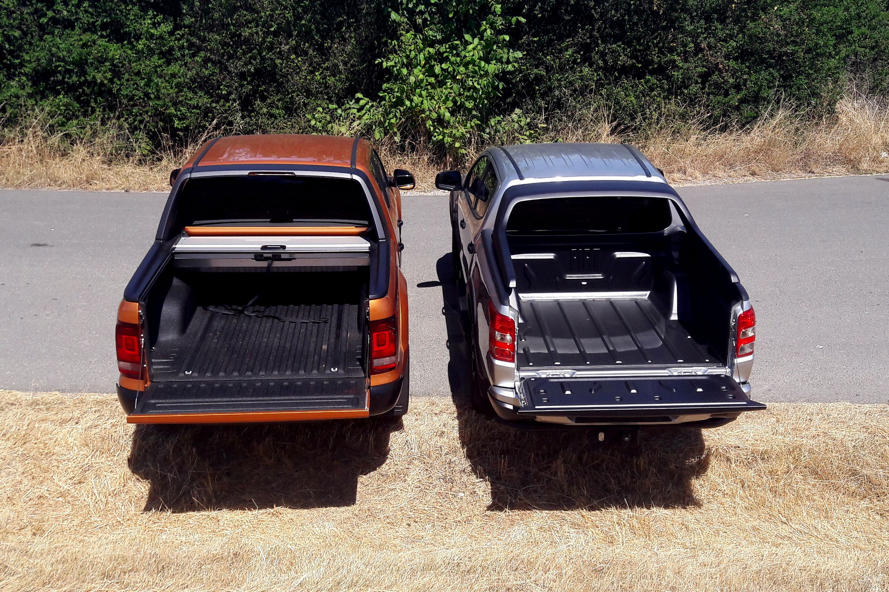 Die Ladefläche des Amarok (l., mit schickem Rollo) ist etwas geräumiger als die des Fullback.